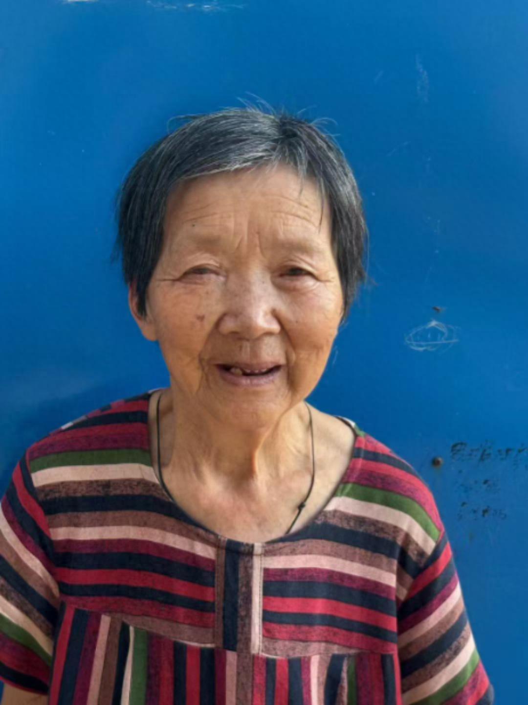 走失者照片 南昌市寻人：八旬老太走失，穿黄色短...