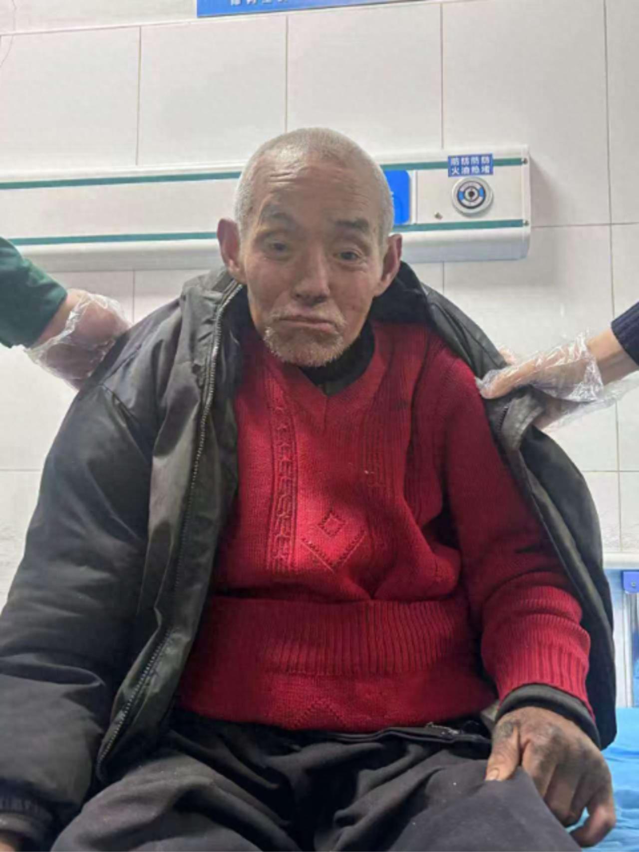 走失者照片 济宁市寻亲：七旬老人被救助，穿黑色...