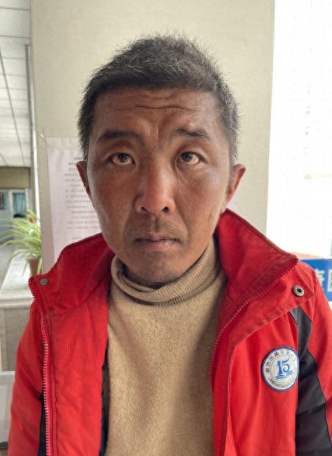 走失者照片 廊坊市寻亲：中年男子被救助，穿红色...