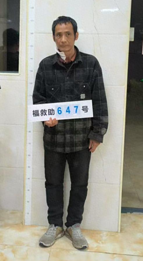 走失者照片 北海市寻亲：中年男子被救助，穿格子...