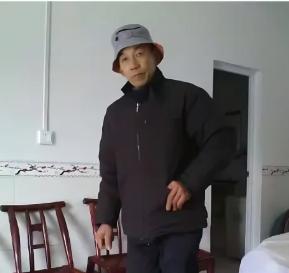 走失者照片 荆州市寻人：七旬老人走失，穿红色罩...