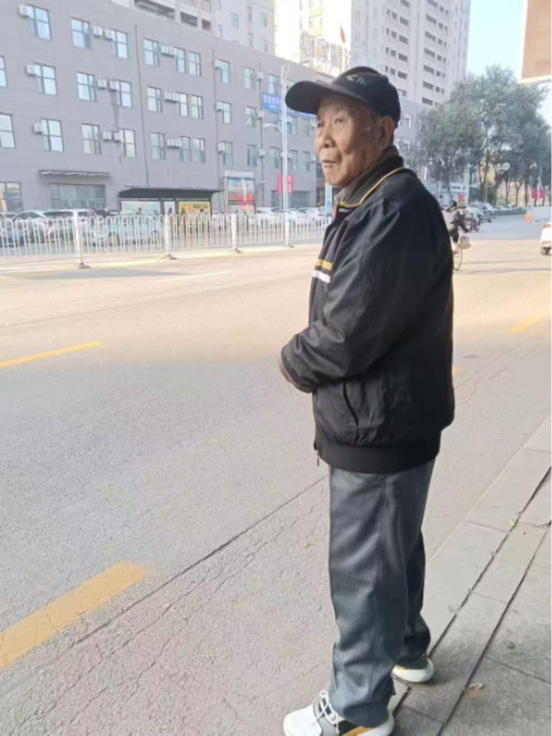 走失者照片 抚顺市寻人：八旬老人走失，穿黑底红...