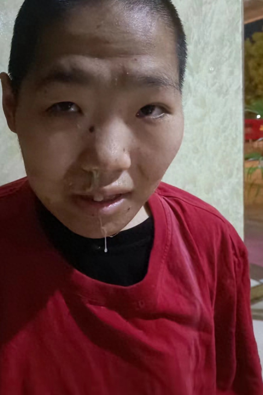 走失者照片 南阳市寻亲：青年女子被救助，穿红色...