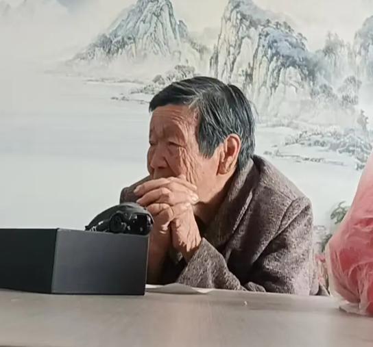 走失者照片 信阳市寻人：八旬老太走失，穿绿色格...