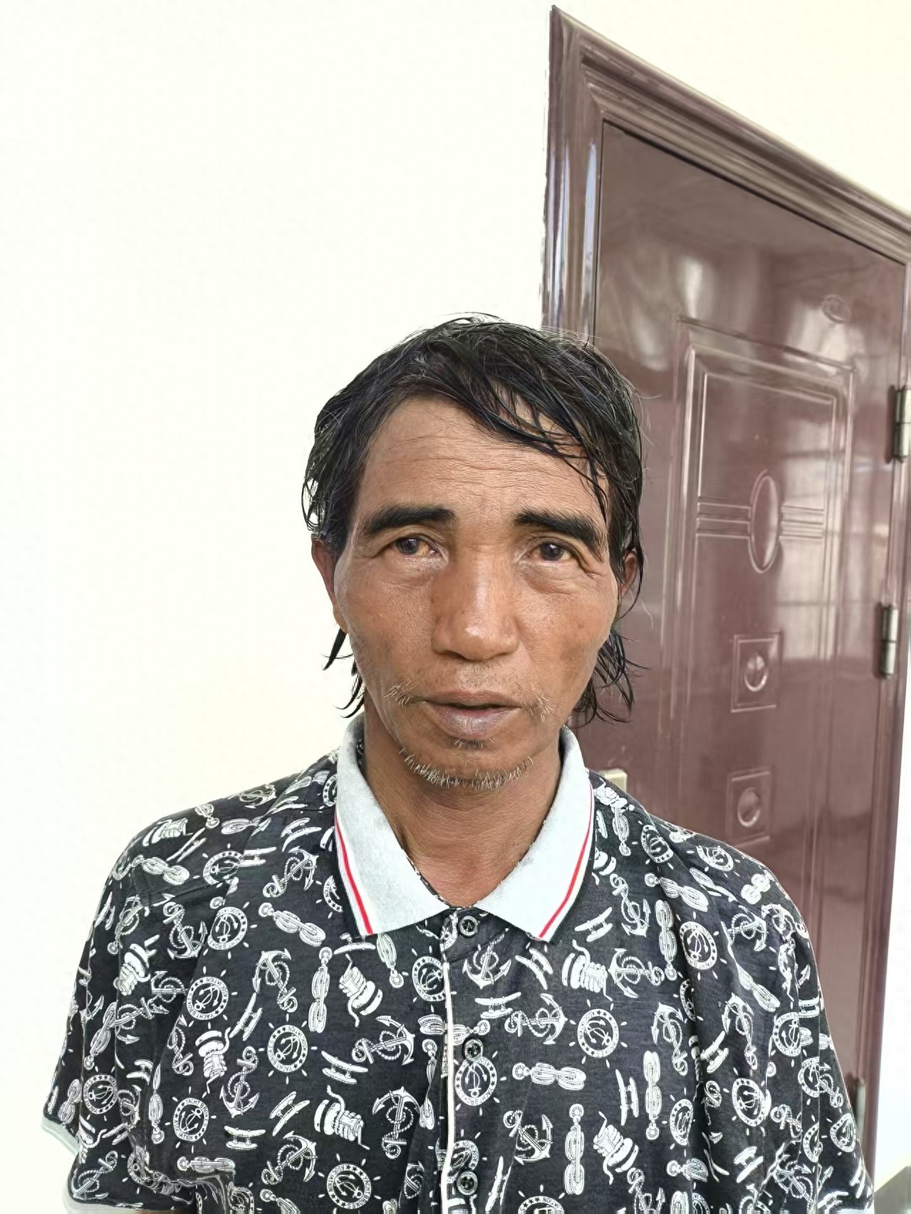 走失者照片 南阳市寻亲：中年男子被救助，穿黑白...