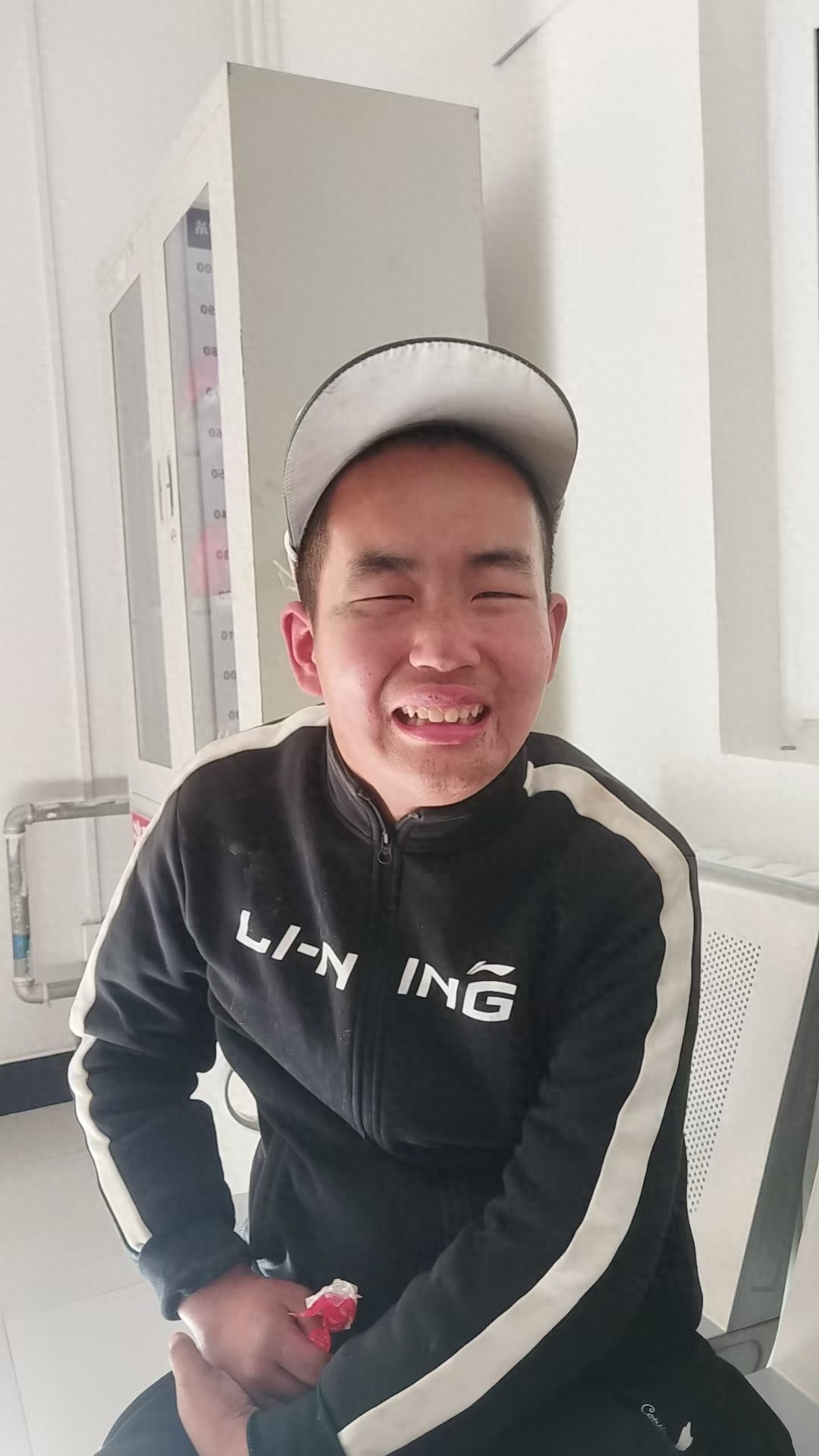 走失者照片 廊坊市寻亲：18岁男孩被救助，穿黑...
