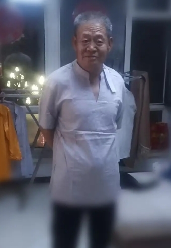 走失者照片 大庆市寻人：七旬老人走失，戴红色帽...