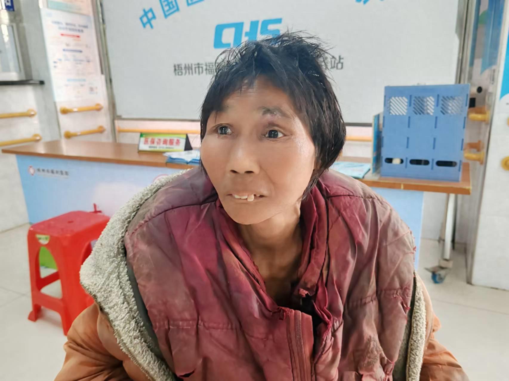 走失者照片 梧州市寻亲：中年女子被救助，穿红色...