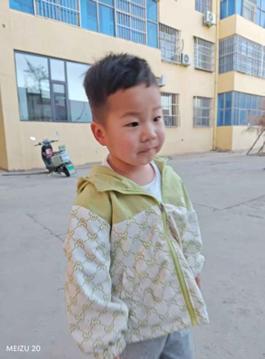 走失者照片 运城市寻亲：3岁男孩被救助，穿白绿...