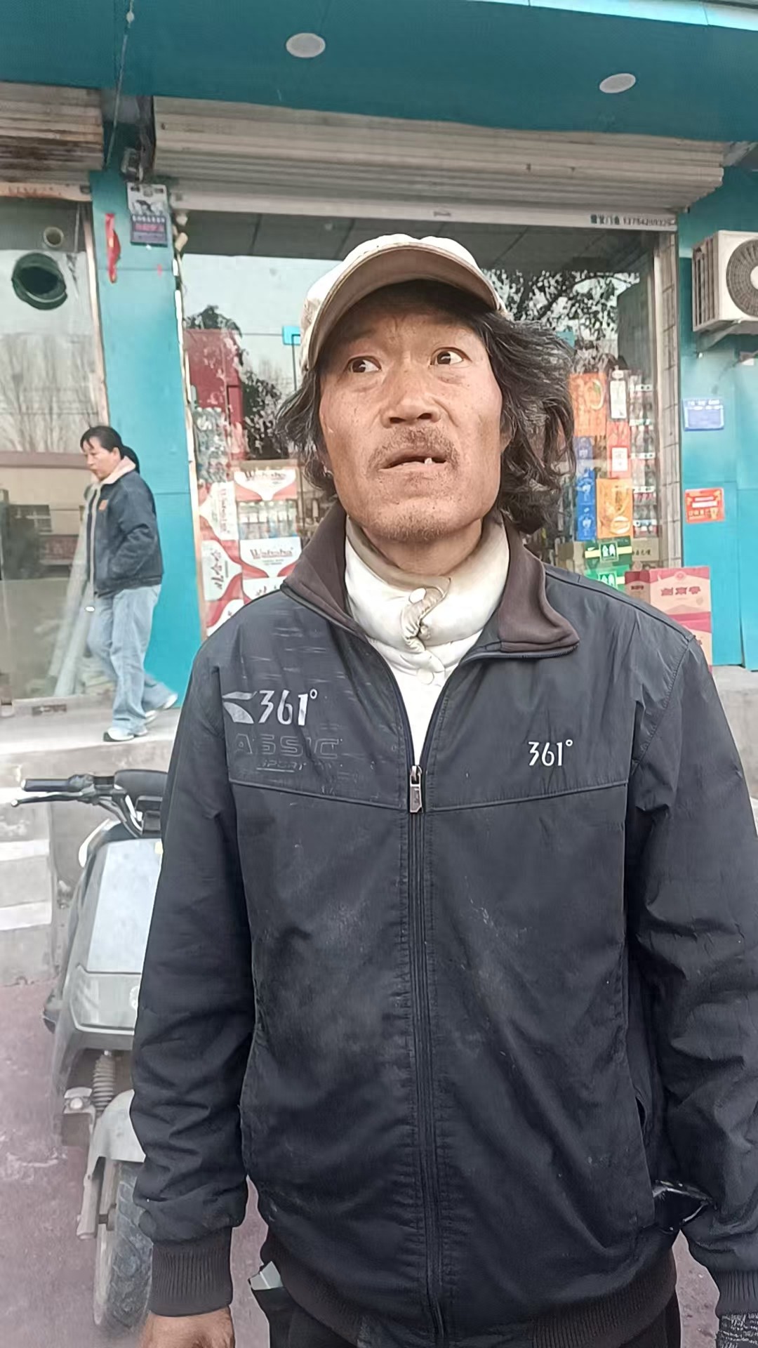 走失者照片 邯郸市寻亲：六旬老人被救助，戴白色...