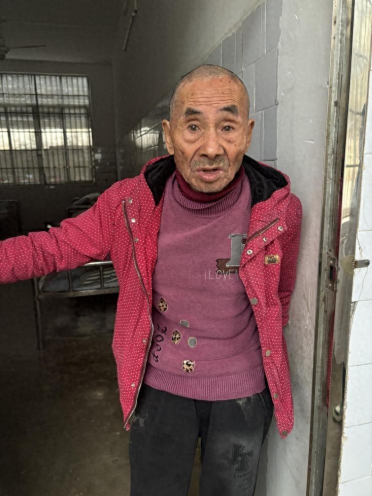 走失者照片 百色市寻亲：六旬老人被救助，穿红色...