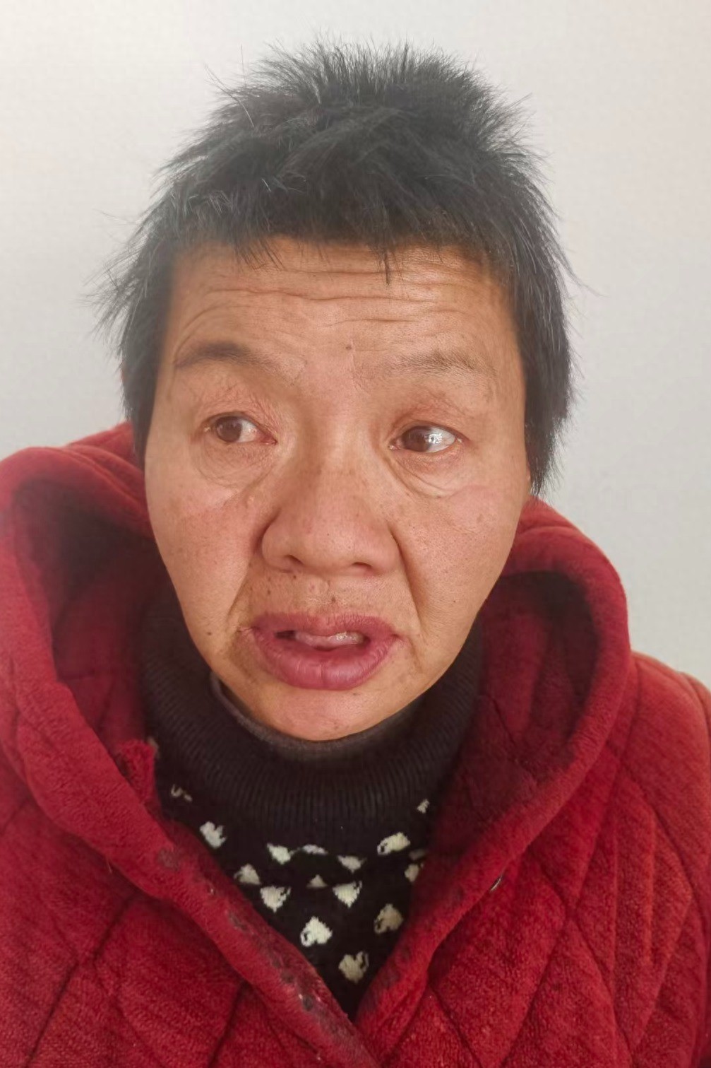 走失者照片 驻马店市寻亲：五旬女子被救助，穿红...