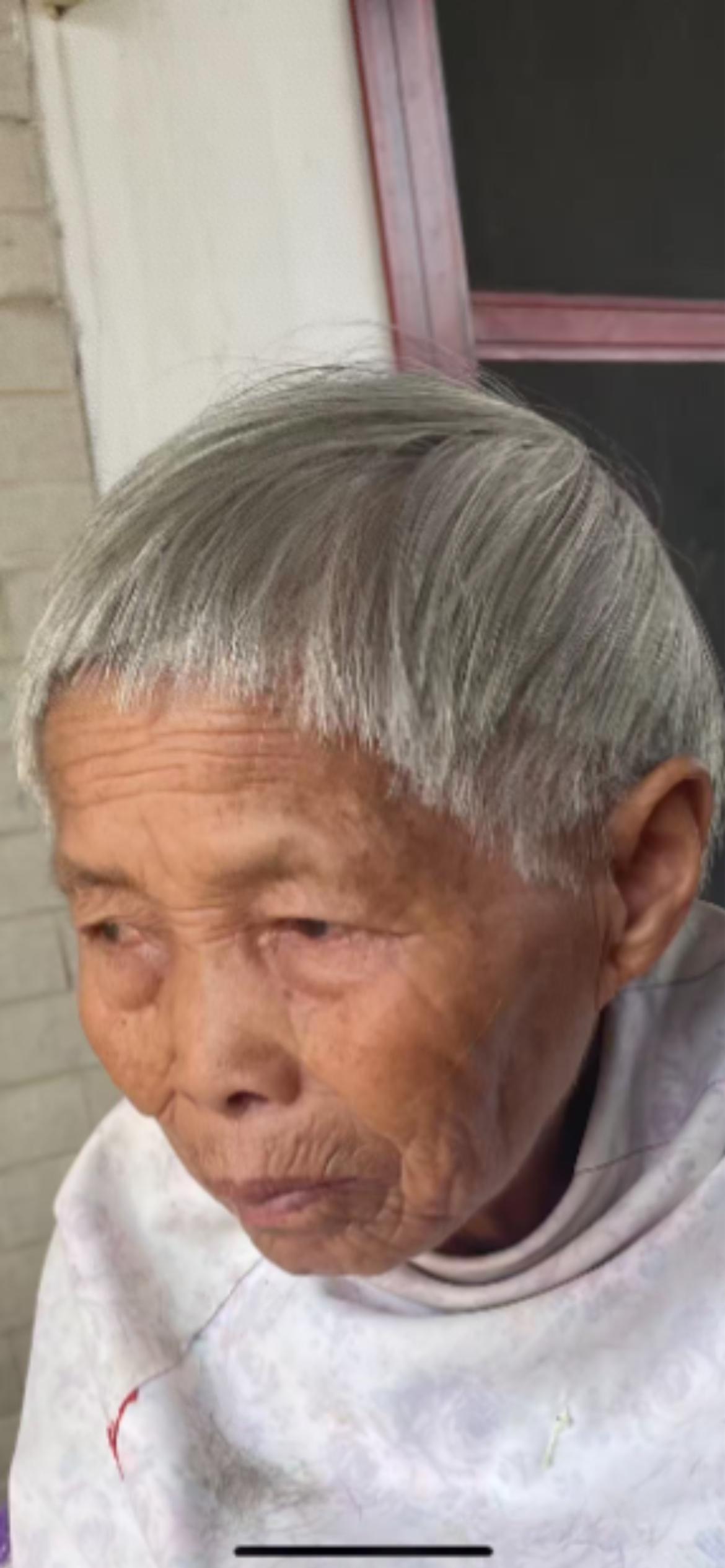 走失者照片 黄冈市寻人：八旬老太走失，穿深蓝色...
