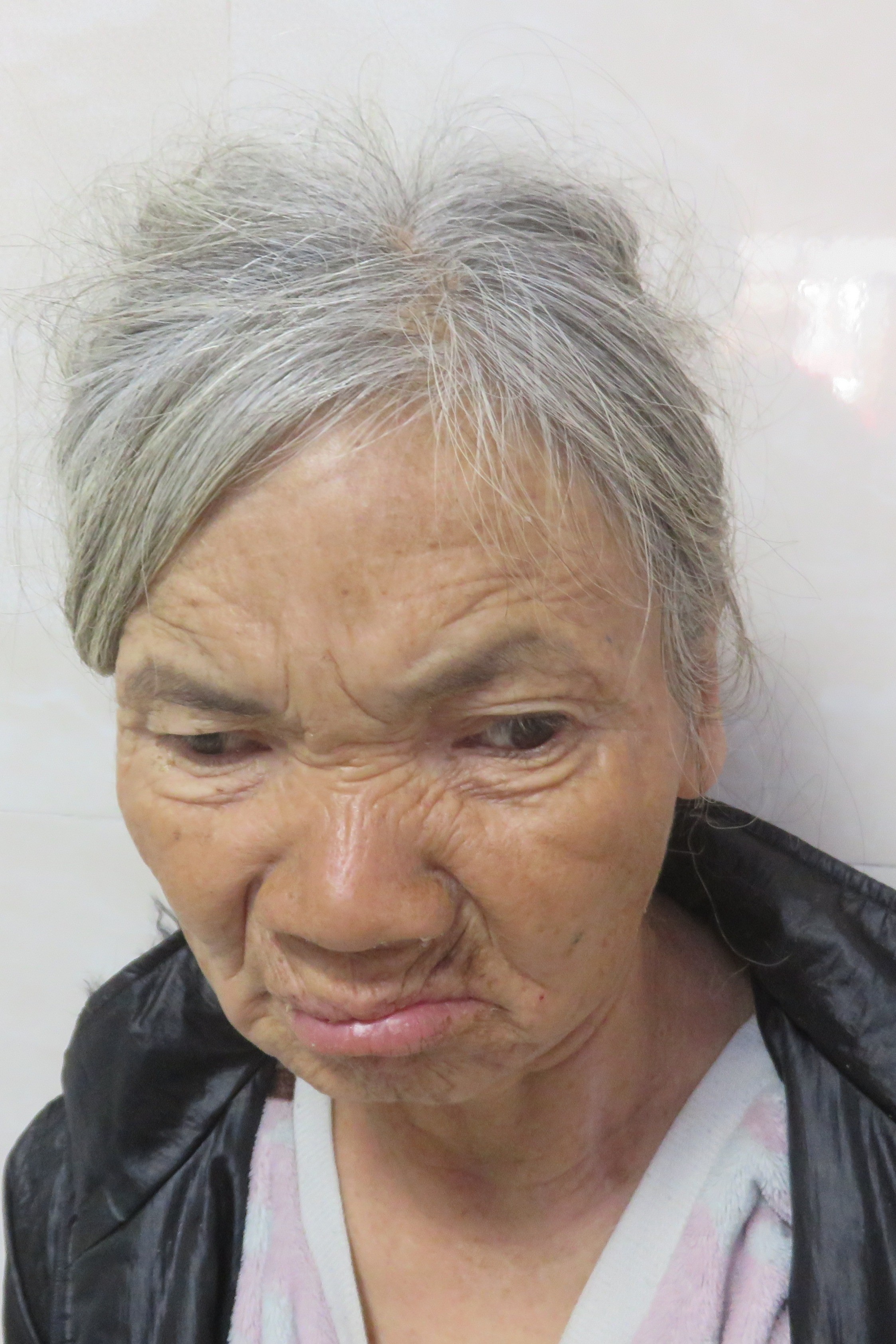 走失者照片 玉林市寻亲：六旬老太被救助，穿黑色...