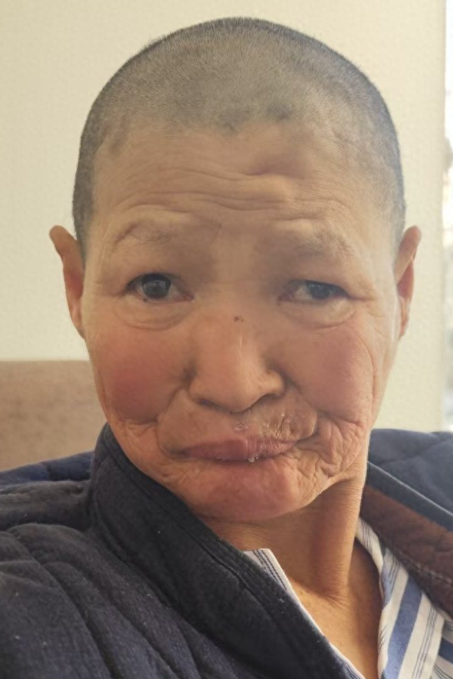 走失者照片 济南市寻亲：六旬老太被救助，穿军绿...
