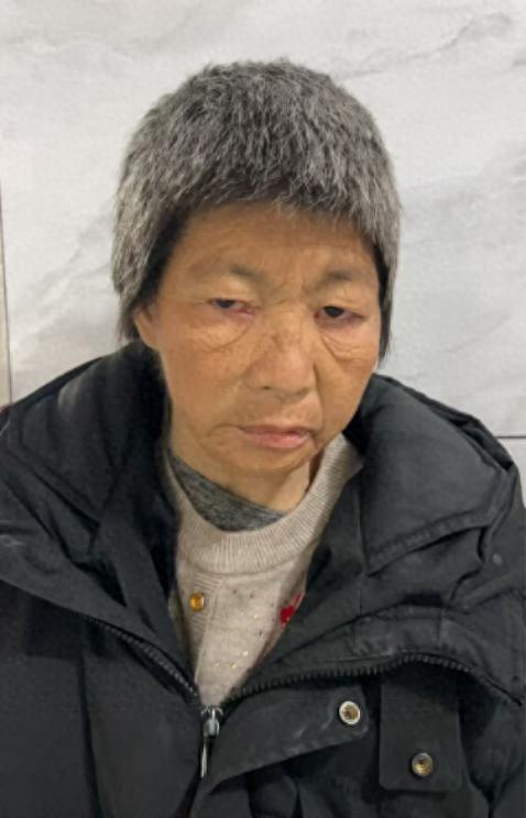 走失者照片 贵港市寻亲：六旬老太被救助，穿黑色...