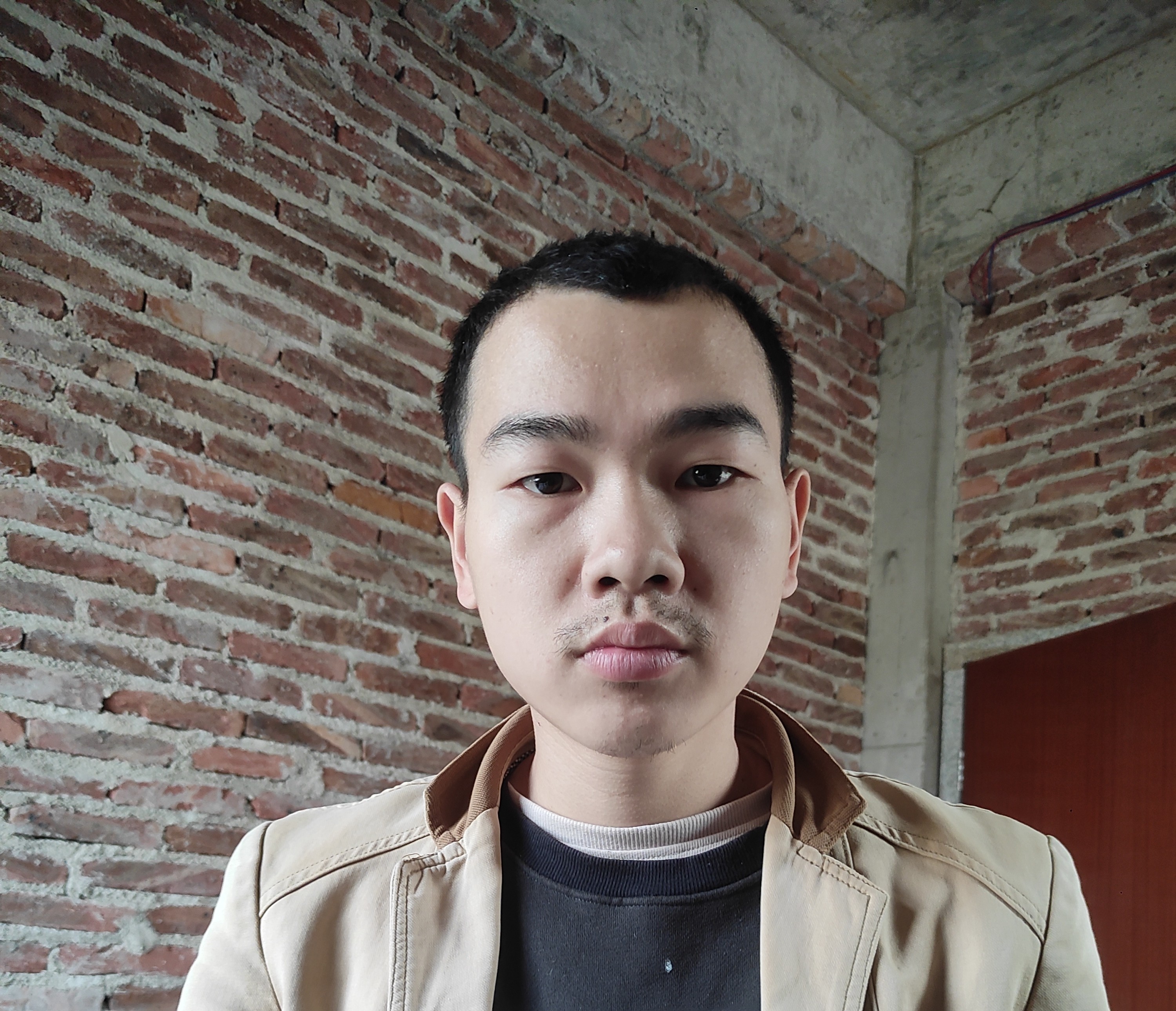 走失者照片 梅州市寻人：青年男子走失，穿灰色卫...