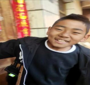 走失者照片 曲靖市寻人：13岁男孩走失，穿蓝色...