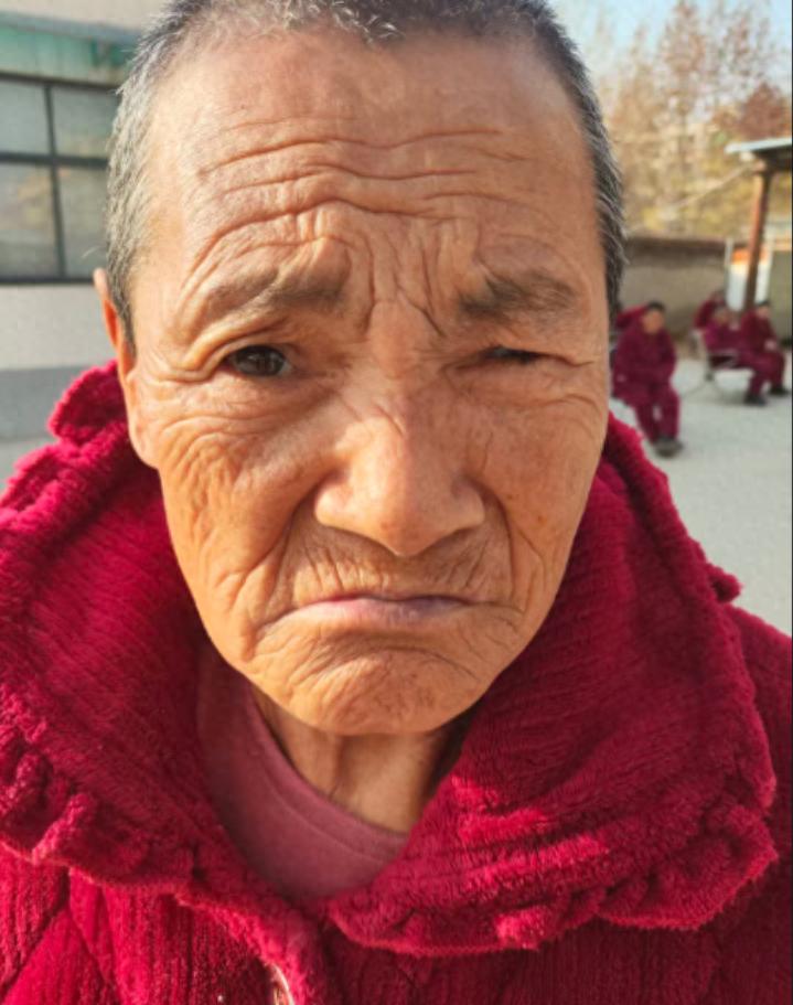 走失者照片 商丘市寻亲：七旬老太被救助，穿红色...