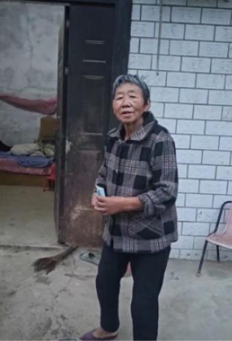 走失者照片 阜阳市寻人：七旬老太走失，穿浅灰色...