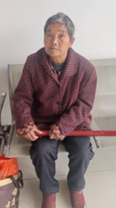 走失者照片 六安市寻亲：六旬老太被救助，穿紫红...