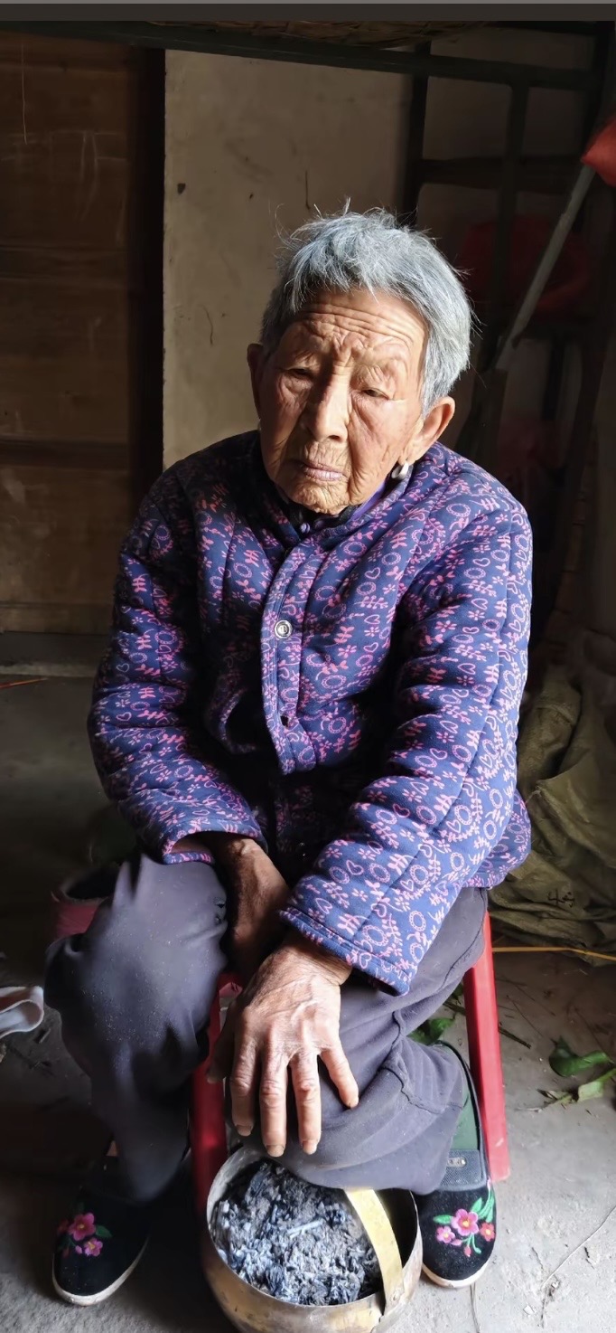 走失者照片 安庆市寻人：八旬老太走失，穿深蓝色...
