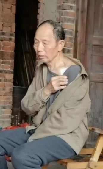 走失者照片 娄底市寻人：八旬老人走失，穿白色衣...