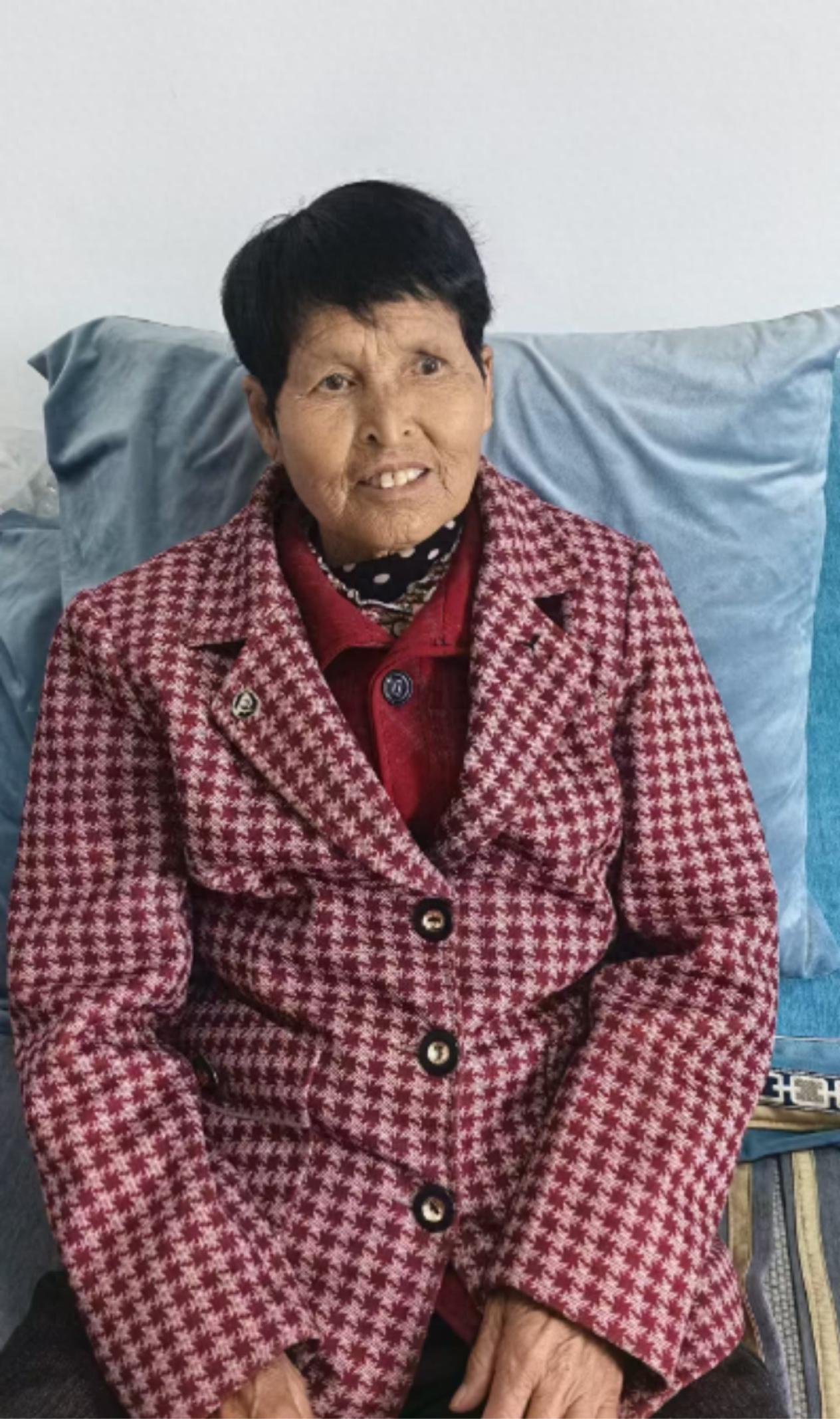 走失者照片 西安市寻人：七旬老太走失，穿红色格...