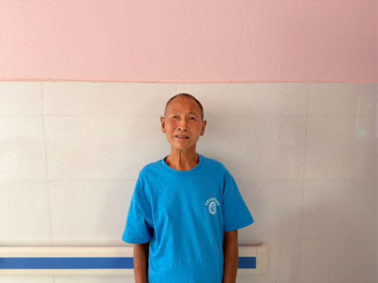 走失者照片 襄阳市寻亲：六旬老人被救助，穿蓝色...