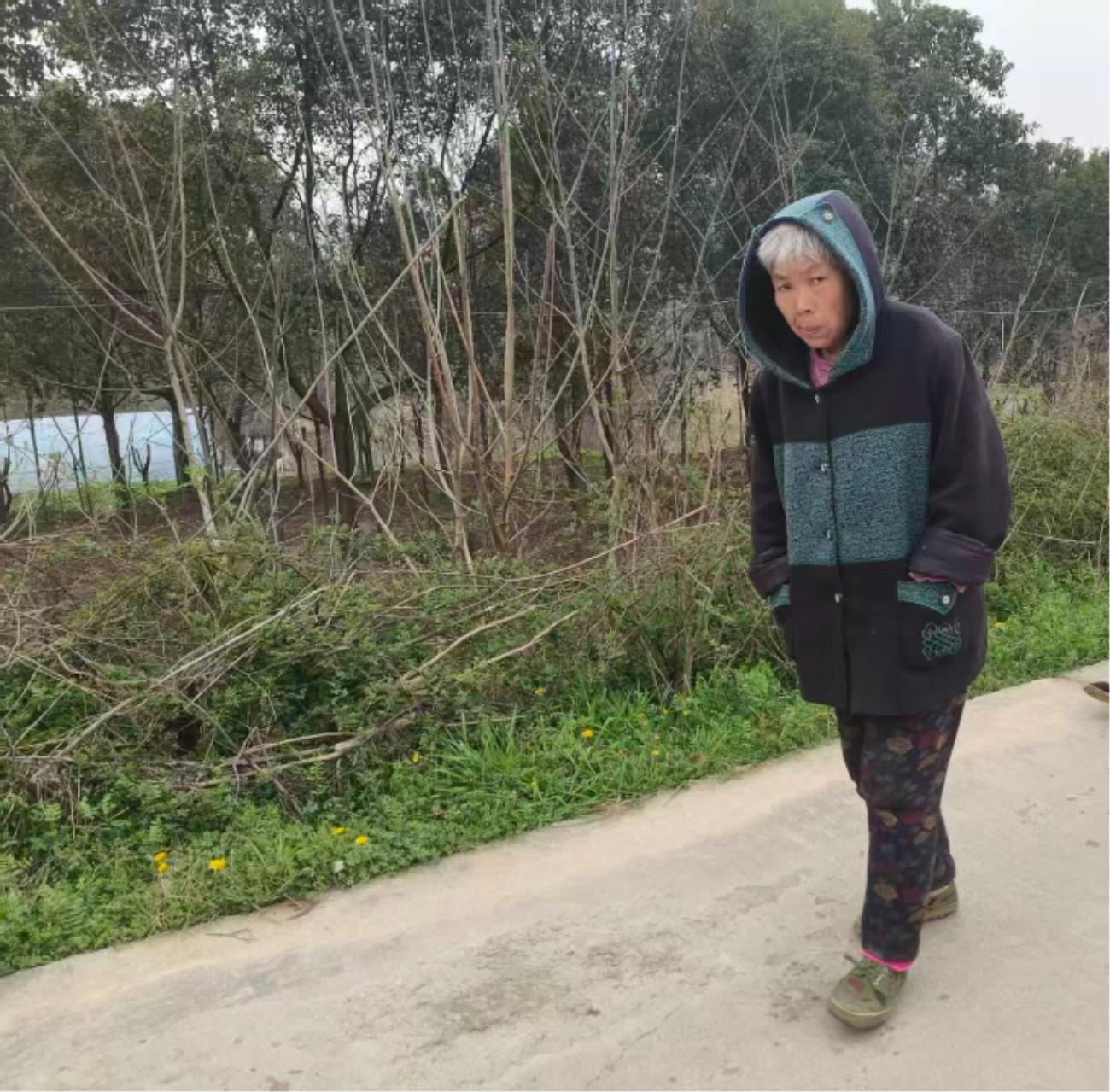 走失者照片 信阳市寻人：六旬老太走失，穿白底黑...