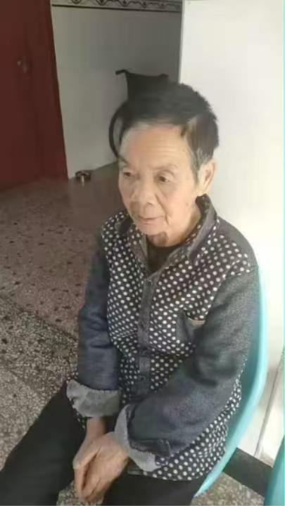 走失者照片 湘潭市寻人：八旬老太走失，穿蓝底白...