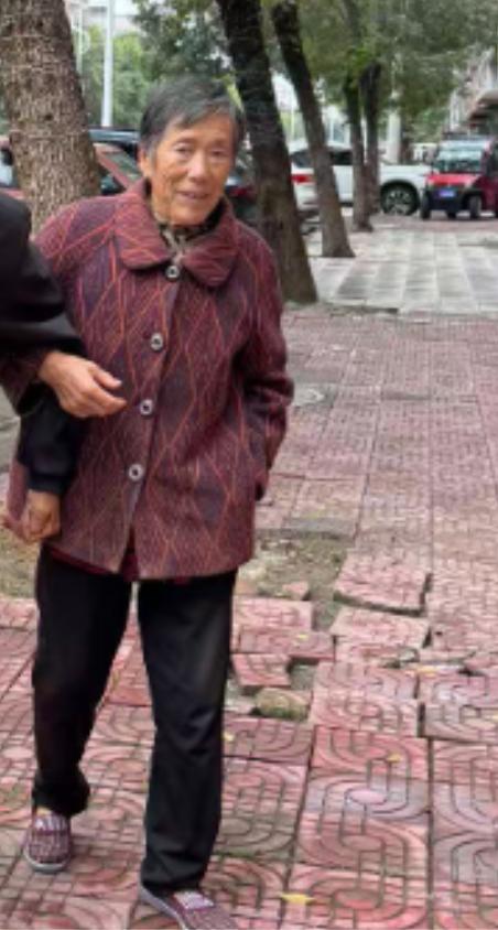 走失者照片 周口市寻人：七旬老太走失，高1米6...