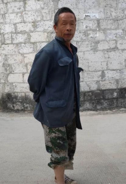 走失者照片 河池市寻人：六旬老人走失，穿灰色衣...