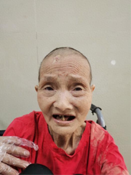 走失者照片 钦州市寻亲：六旬老太被救助，穿黑色...