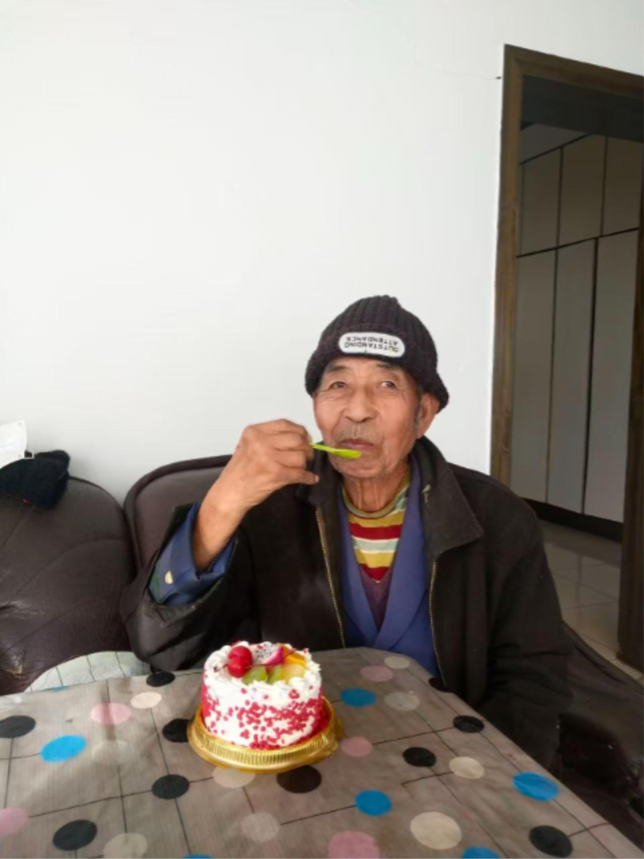 走失者照片 忻州市寻人：八旬老人走失，穿深绿色...