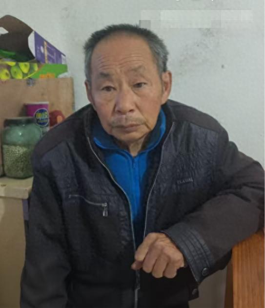 走失者照片 自贡市寻人：六旬老人走失，穿白底黑...