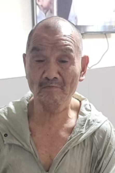 走失者照片 柳州市寻亲：六旬老人被救助，穿灰色...