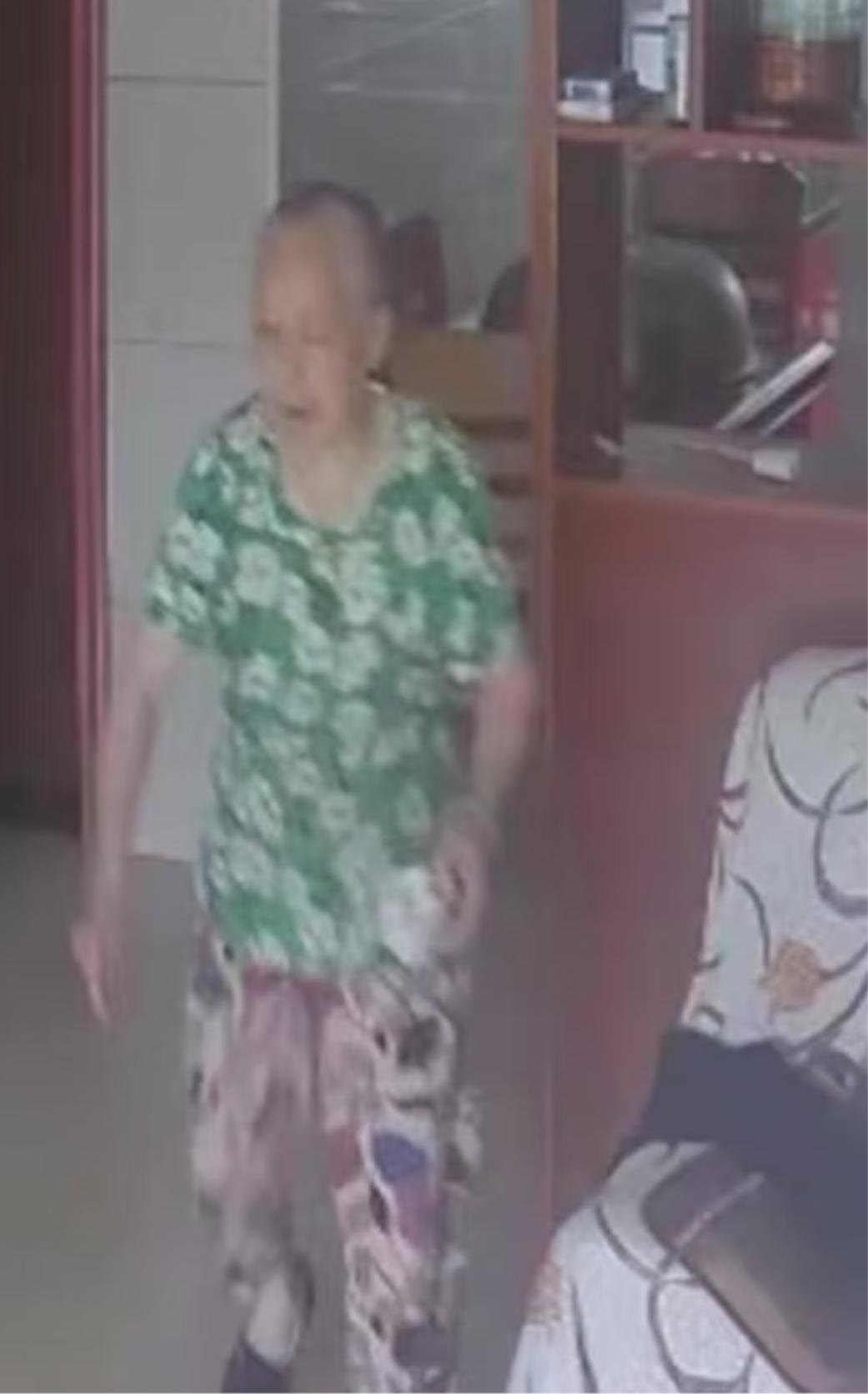 走失者照片 株洲市寻人：八旬老太走失，穿红色外...