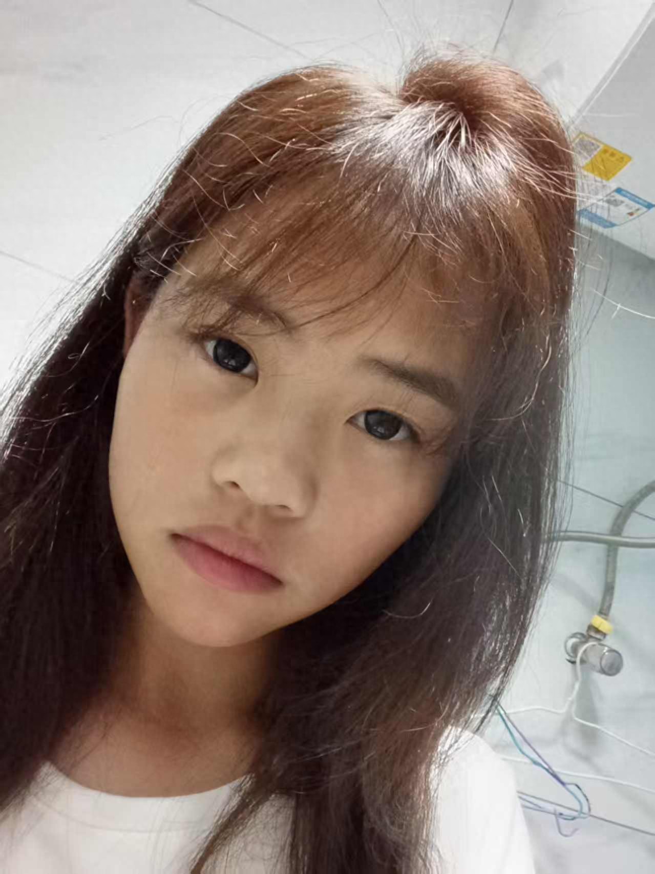 走失者照片 鄂州市寻人：14岁女孩走失，穿白底...
