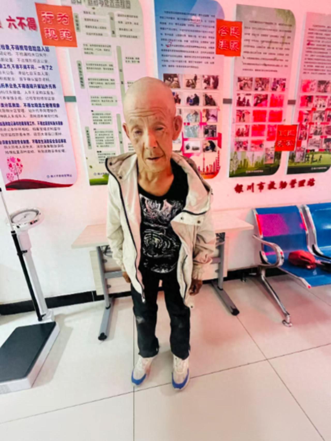走失者照片 银川市寻亲：六旬老人被救助，穿白色...