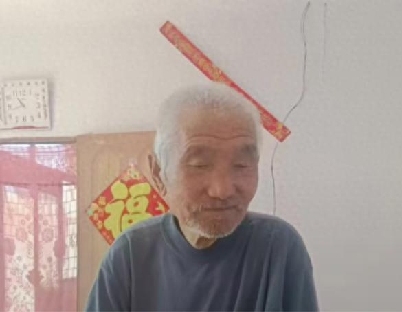 走失者照片 赤峰市寻人：八旬老人走失，穿蓝色上...