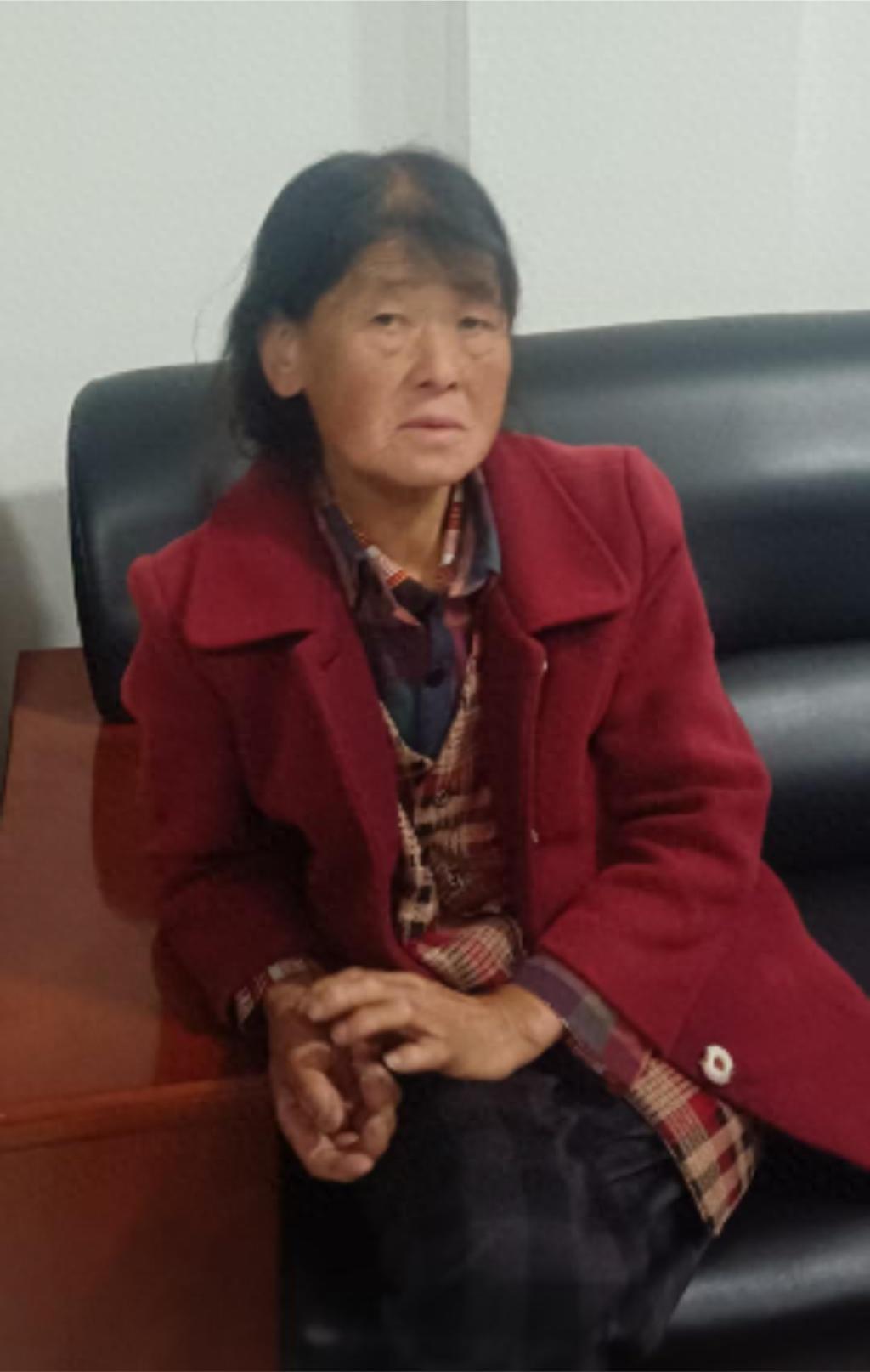 走失者照片 咸阳寻亲：六旬老太被救助，穿红色毛...