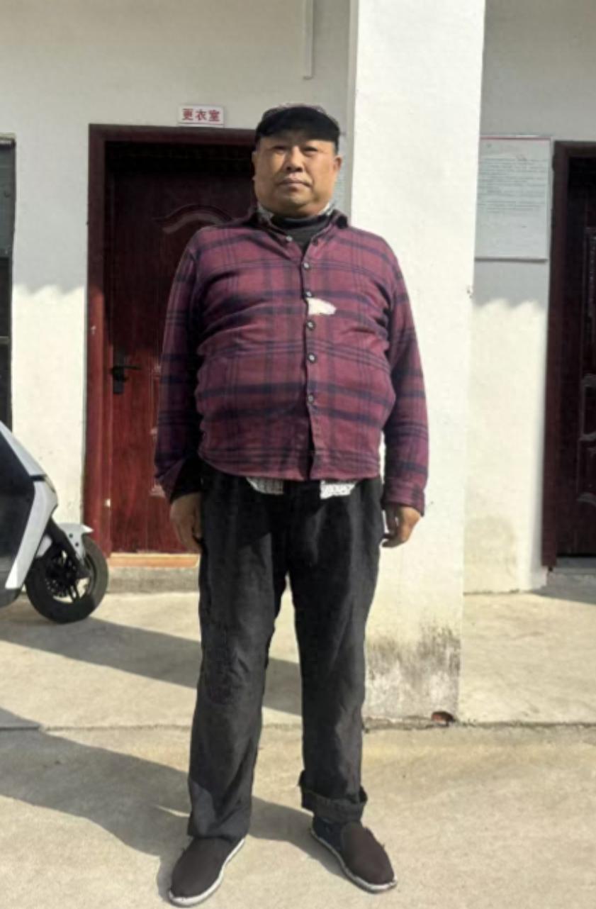 走失者照片 信阳市寻人：五旬男子走失，穿红色长...