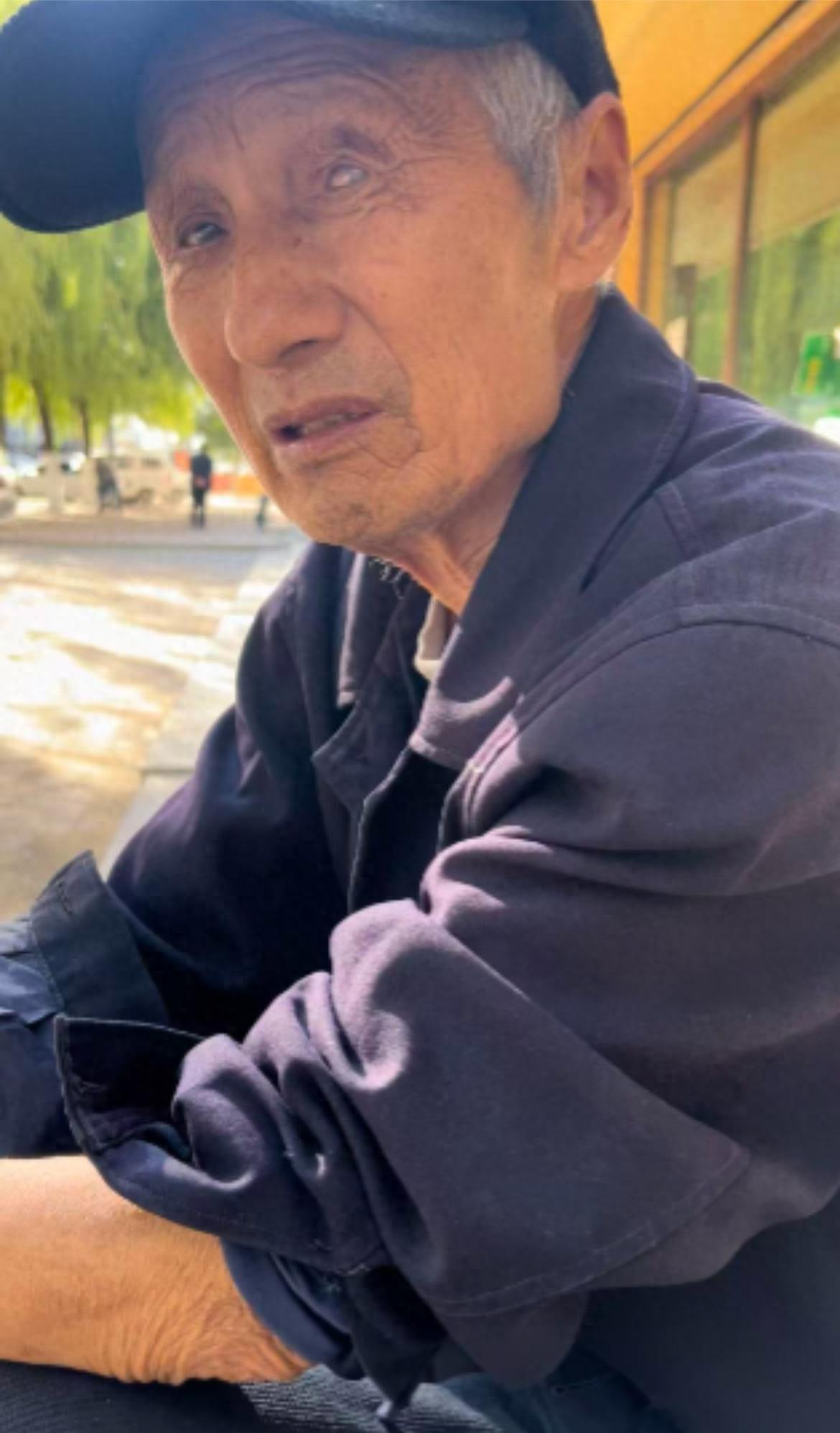 走失者照片 双鸭山市寻人：七旬老人走失，穿黑色...