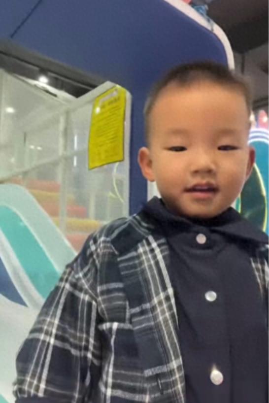 走失者照片 开封市寻人：3岁男孩走失，穿紫色上...