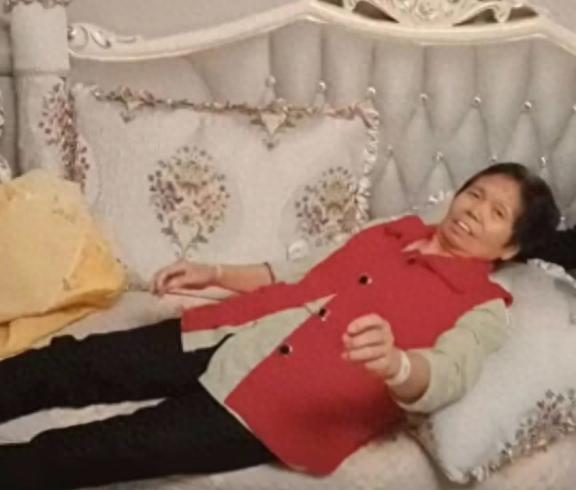 走失者照片 广安市寻人：六旬老太走失，穿白色印...