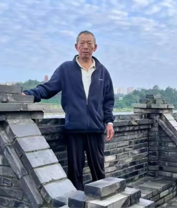 走失者照片 广安市寻人：七旬老人走失，穿深灰色...