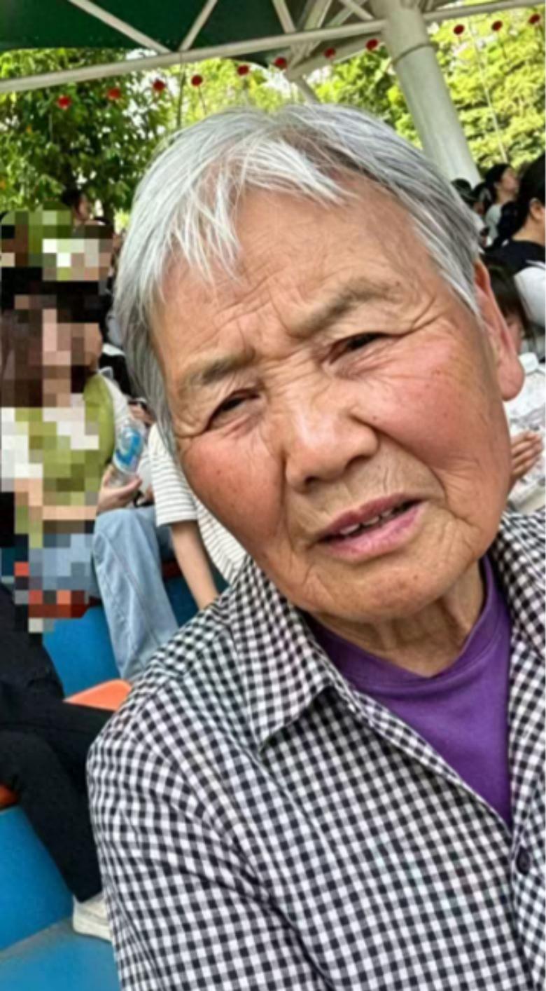 走失者照片 铜陵市寻人：七旬老太走失，穿黑白相...