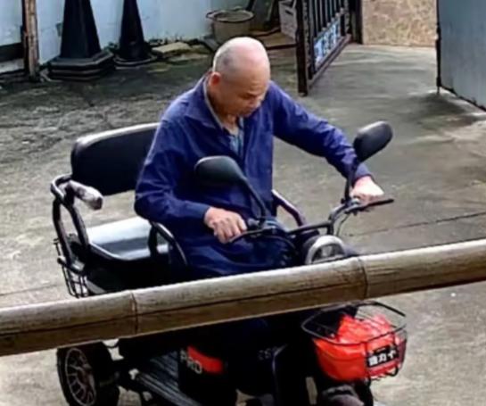 走失者照片 鹰潭市寻人：八旬老人走失，穿蓝色上...