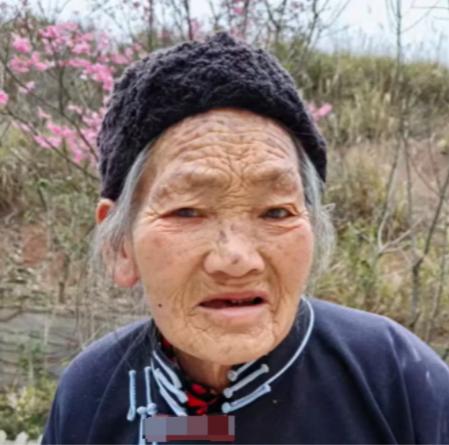 走失者照片 黔南州寻人：八旬老太走失，穿方格外...